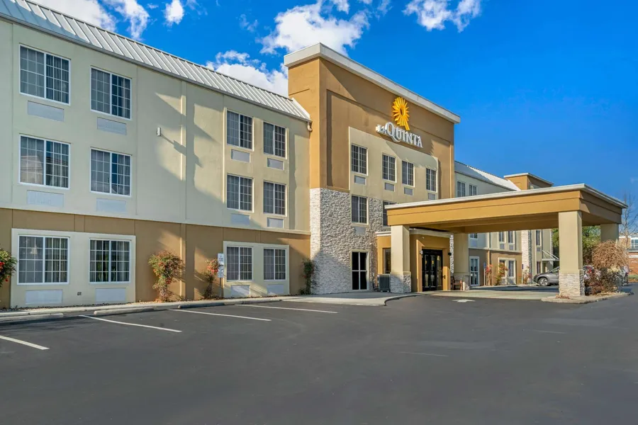 La Quinta Inn & Suites by Wyndham Knoxville North I-75 hotel detail image 2
