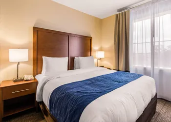 Comfort Suites hotel thumbnail 6