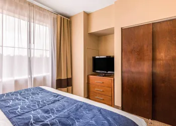 Comfort Suites hotel thumbnail 7