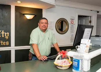 University Inn & Suites hotel thumbnail 7