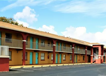 Howard Johnson by Wyndham Lake Front Park Kissimmee hotel thumbnail 3