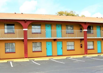 Howard Johnson by Wyndham Lake Front Park Kissimmee hotel thumbnail 4
