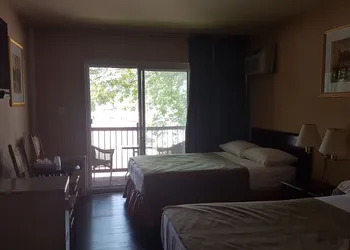 Chomedey Inn hotel thumbnail 6