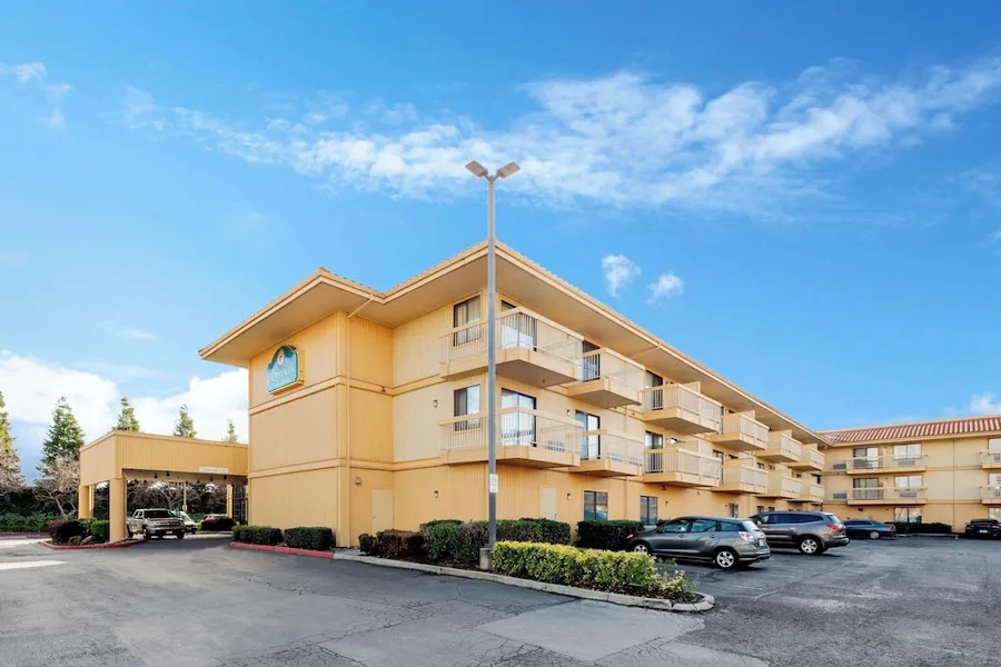 La Quinta Inn & Suites by Wyndham Oakland - Hayward hotel detail image 2
