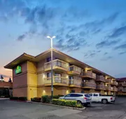 La Quinta Inn & Suites by Wyndham Oakland - Hayward hotel detail image 3
