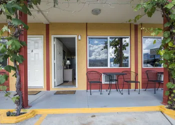 Oliver Motel & Inn hotel thumbnail 2