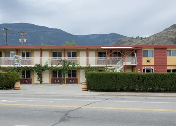 Oliver Motel & Inn hotel thumbnail 3