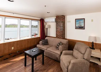 The Dockside Inn & Restaurant hotel thumbnail 5