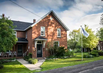 Laura's Bed & Breakfast hotel thumbnail 2
