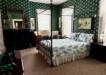 Carriage House Inn hotel thumbnail 3