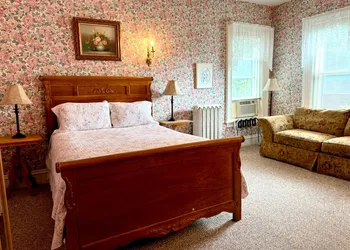 Carriage House Inn hotel thumbnail 5