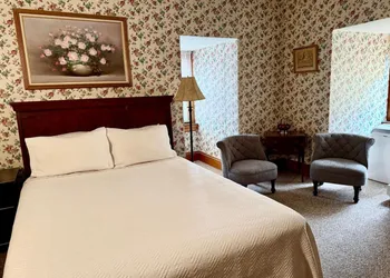 Carriage House Inn hotel thumbnail 6