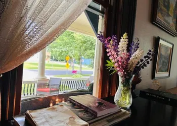 Carriage House Inn hotel thumbnail 8