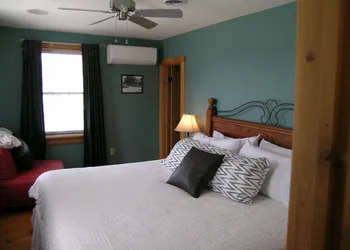 Emilyville Inn hotel thumbnail 2