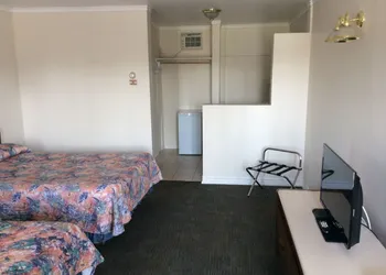 Embassy Motel hotel thumbnail 2