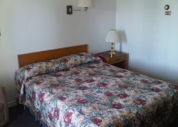 Embassy Motel hotel thumbnail 8