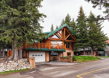 Overlander Mountain Lodge hotel thumbnail 3