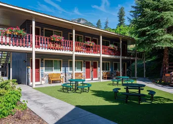 Box Canyon Lodge And Hot Springs hotel thumbnail 8