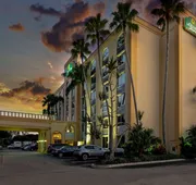 La Quinta Inn & Suites by Wyndham West Palm Beach Airport hotel detail image 4