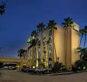 La Quinta Inn & Suites by Wyndham West Palm Beach Airport hotel detail image 5