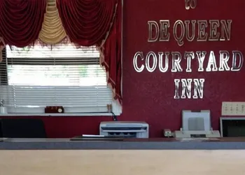 DeQueen Courtyard Inn hotel thumbnail 3