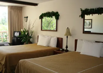 Statue Road Inn hotel thumbnail 3