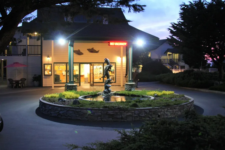 Emerald Dolphin Inn & Mini Golf hotel detail image 2