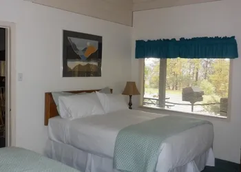 Bridge Bay Lodge at Shasta Lake hotel thumbnail 2