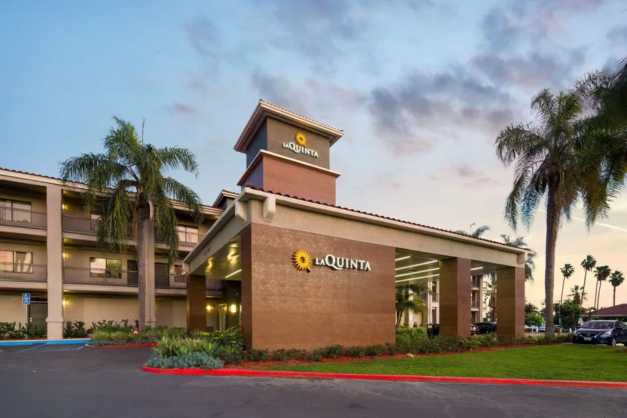 La Quinta Inn & Suites by Wyndham Orange County Airport hotel detail image 2