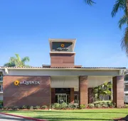 La Quinta Inn & Suites by Wyndham Orange County Airport hotel detail image 3