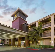 La Quinta Inn & Suites by Wyndham Orange County Airport hotel detail image 4