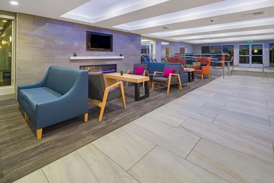 La Quinta Inn & Suites by Wyndham Orange County Airport hotel detail image 6