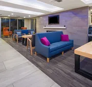 La Quinta Inn & Suites by Wyndham Orange County Airport hotel detail image 7