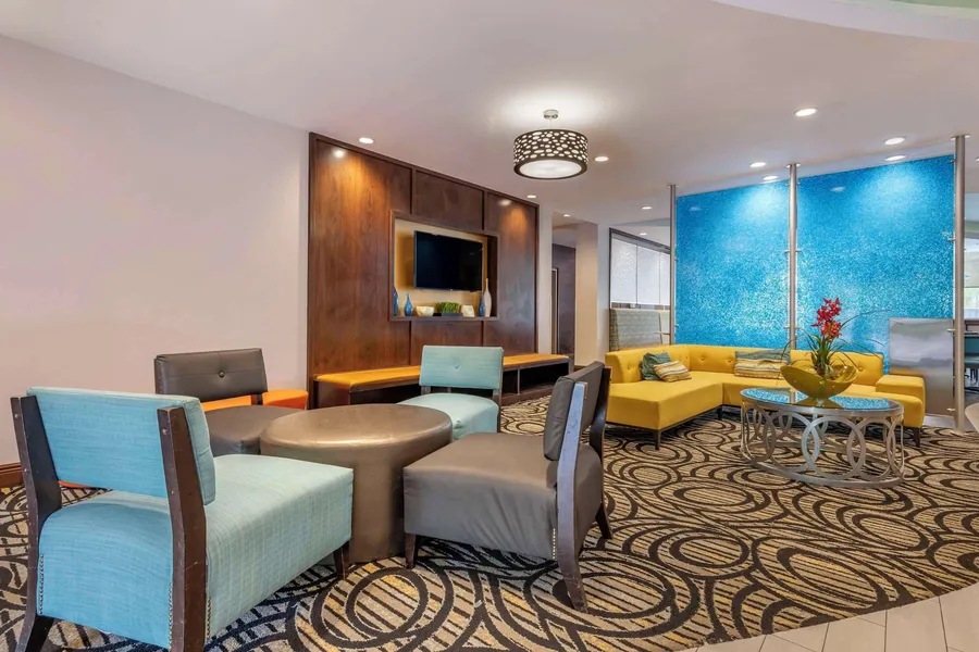 Comfort Suites Fort Lauderdale Airport South & Cruise Port hotel detail image 2