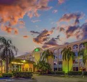 La Quinta Inn & Suites by Wyndham Miami Lakes hotel detail image 3