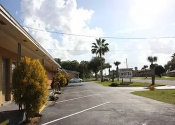 Prince of Wales Motel hotel thumbnail 2
