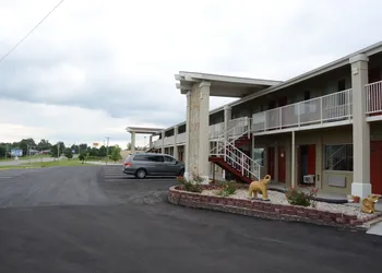 Big Spring Inn hotel thumbnail 2