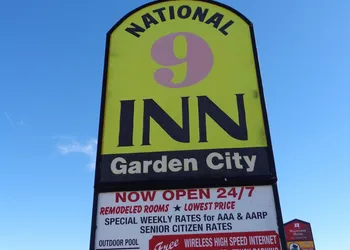 National 9 Inn Garden City hotel thumbnail 4