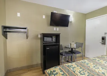 OYO Hotel Lake Charles Hwy 10 hotel thumbnail 7