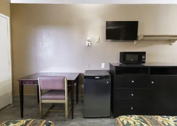 OYO Hotel Lake Charles Hwy 10 hotel thumbnail 8