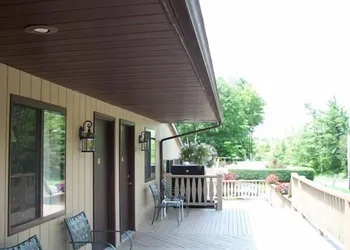 Tall Pines Motel hotel thumbnail 3