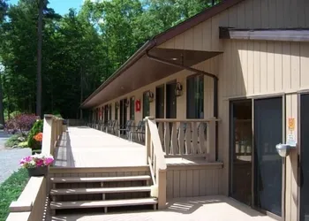 Tall Pines Motel hotel thumbnail 5