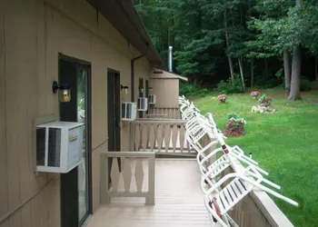 Tall Pines Motel hotel thumbnail 8
