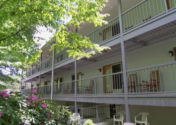 Four Seasons Inn hotel thumbnail 3