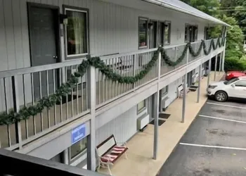 Four Seasons Inn hotel thumbnail 4