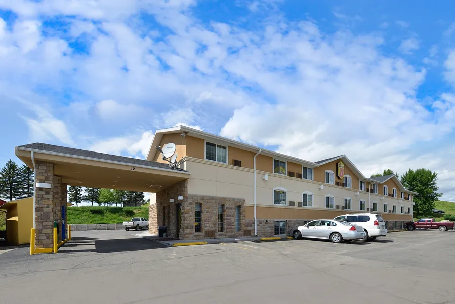 Super 8 by Wyndham Minot Airport hotel detail image 2