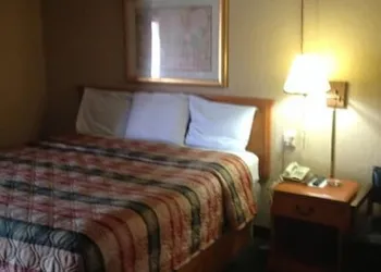 Deluxe Inn hotel thumbnail 3