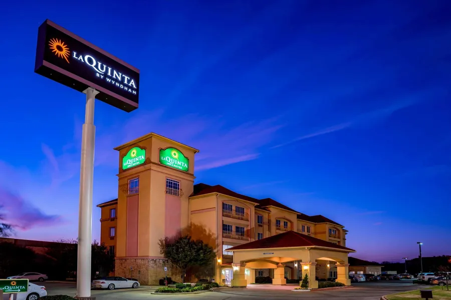 La Quinta Inn & Suites by Wyndham DFW Airport West - Bedford hotel detail image 2