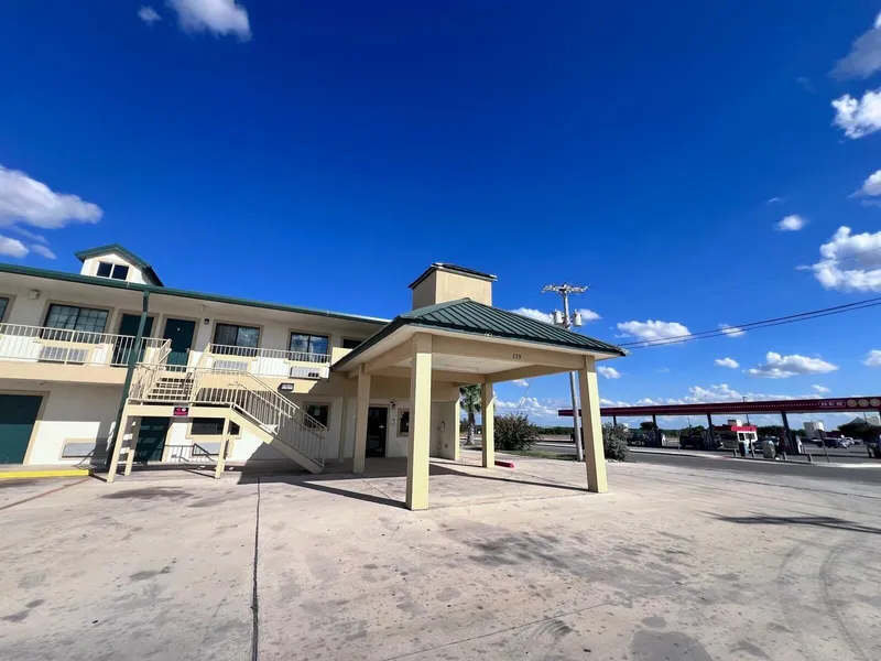 OYO Garden Inn and Suites Pearsall I-35 East hotel detail image 2