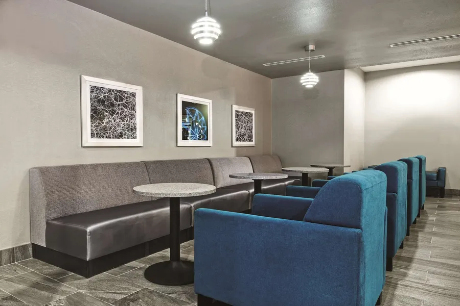 La Quinta Inn & Suites by Wyndham Victoria - South hotel detail image 2